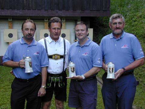 Bürgermeister Hans  Eschlberger überreichte  ein Bierkrügerl an die Trainer 