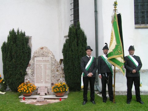 Fahnenabordnung beim Kriegerdenkmal