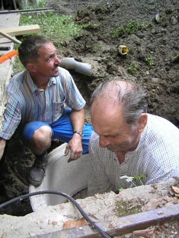 Ehrenschtzenmeister Peter Edfelder und 1. Schtzenmeister Franz Hinterreiter beim Arbeitseinsatz